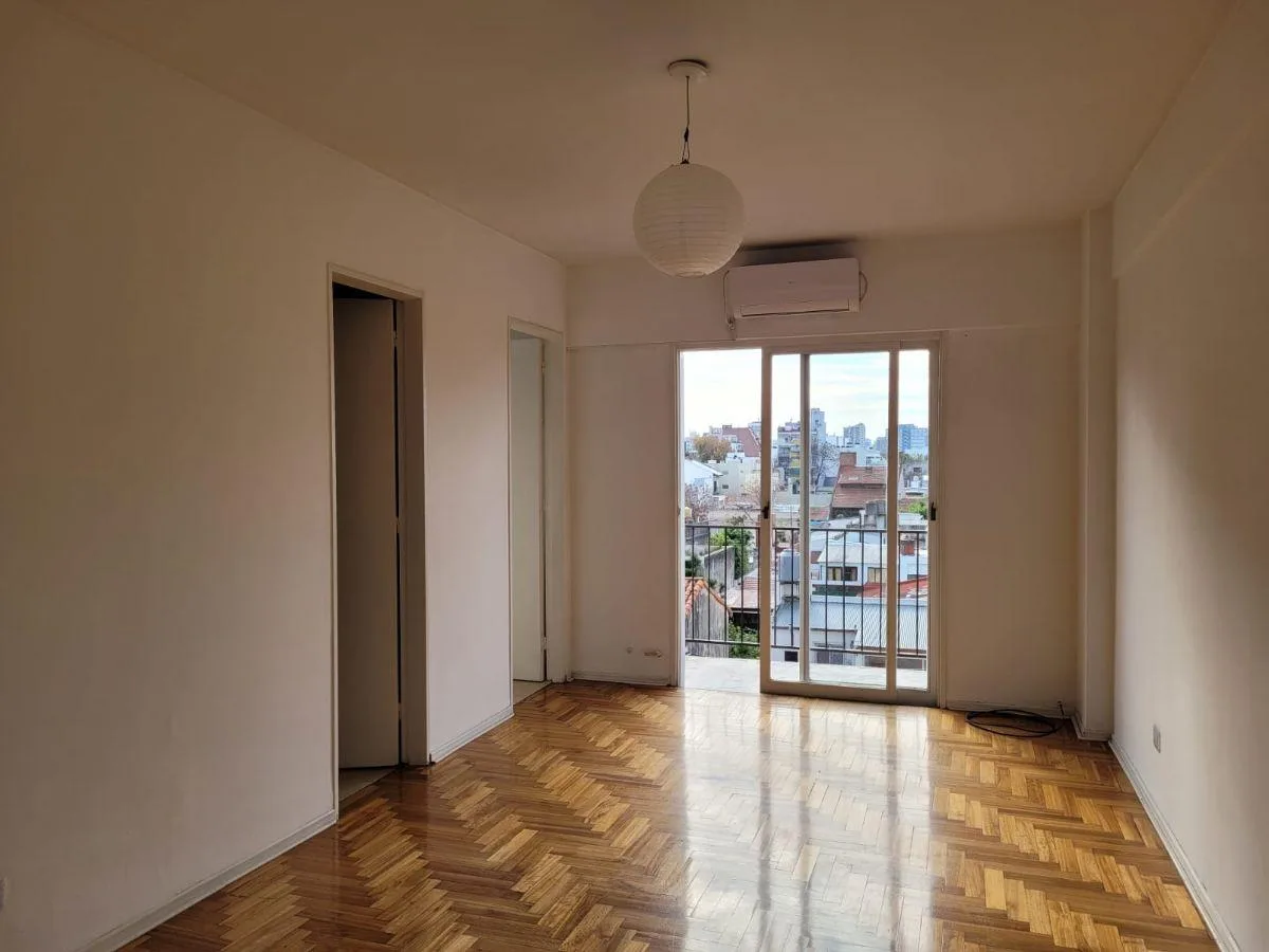 Studio apartment at street front with balcony in Villa Urquiza