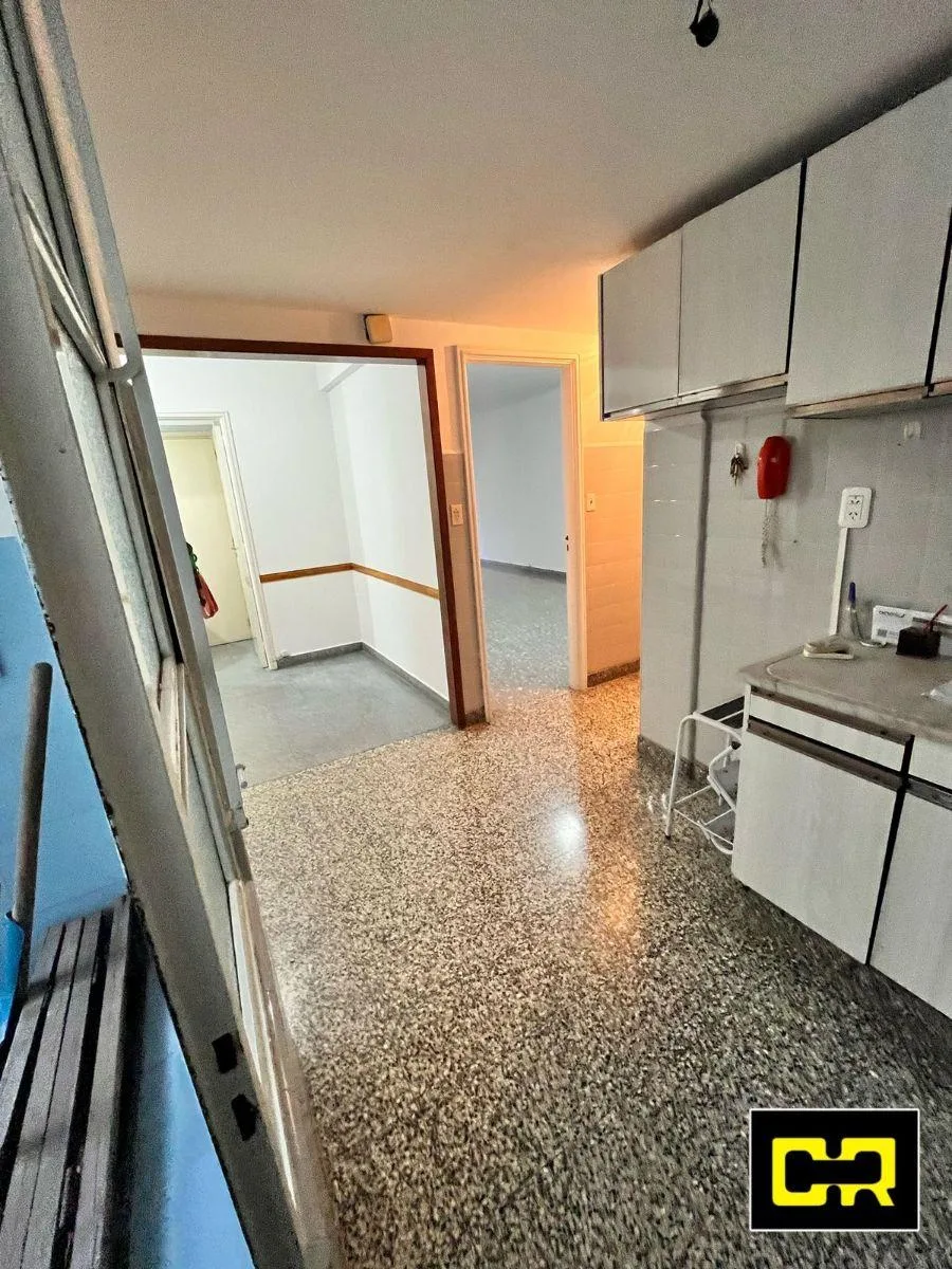 Semipiso de 4 ambientes con dependencia en Flores