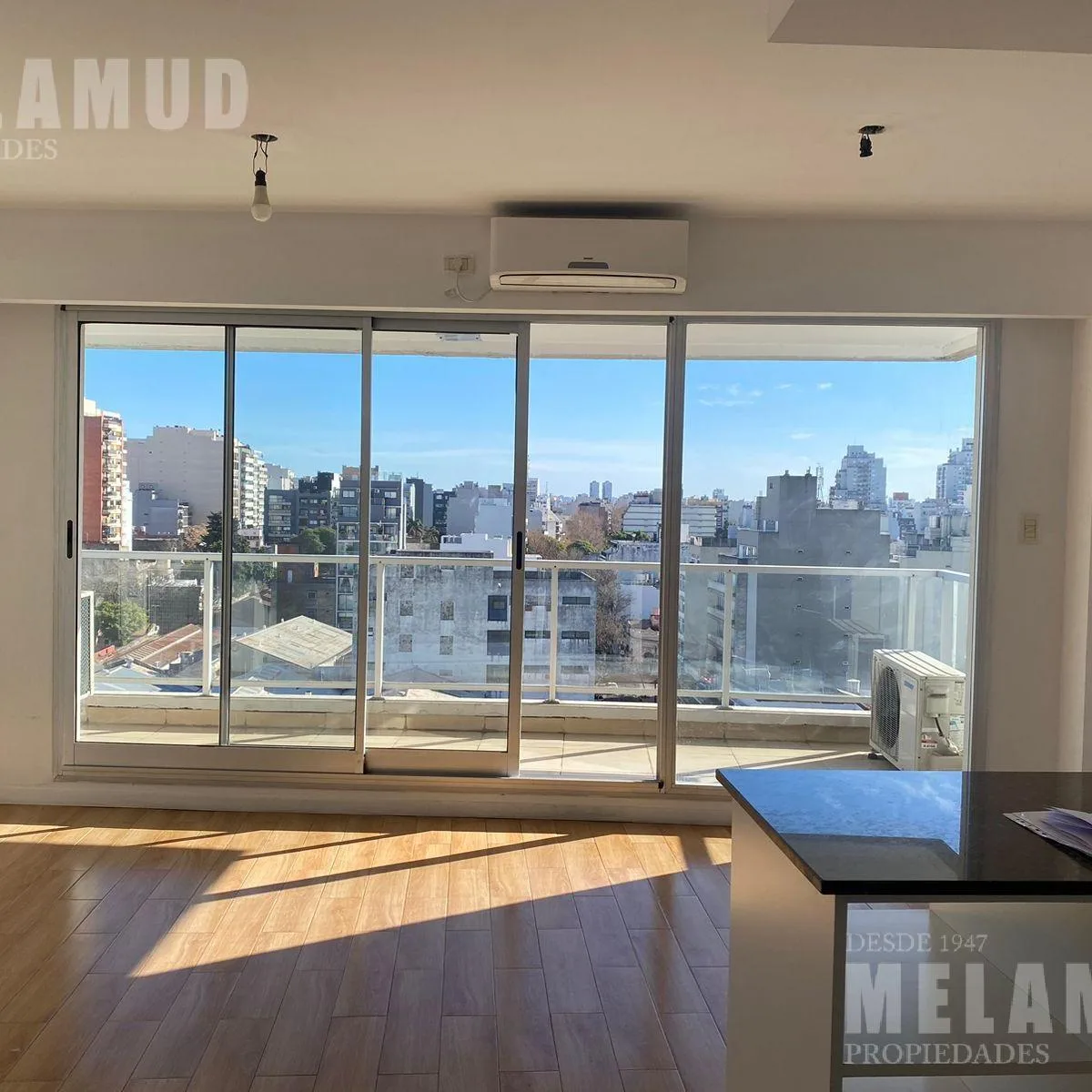 Apartamento de 2 ambientes com 1 suíte em Flores