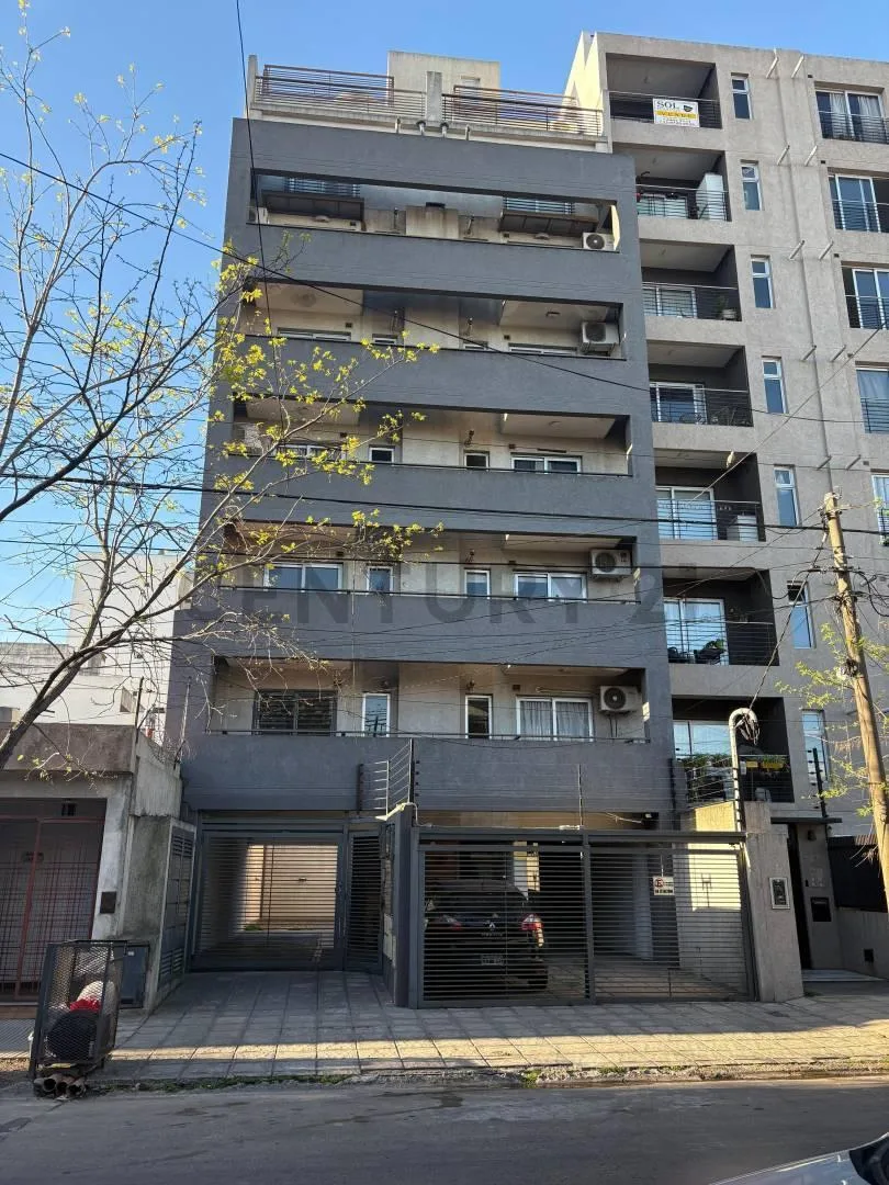 Apartamento de dois ambientes com 1 quarto e varanda em Castelar Sur