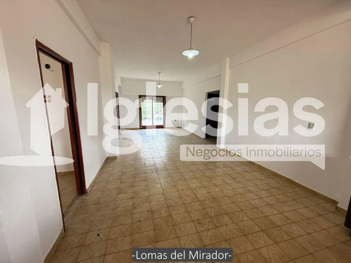 Apartamento de 3 ambientes com pátio em Lomas del Mirador