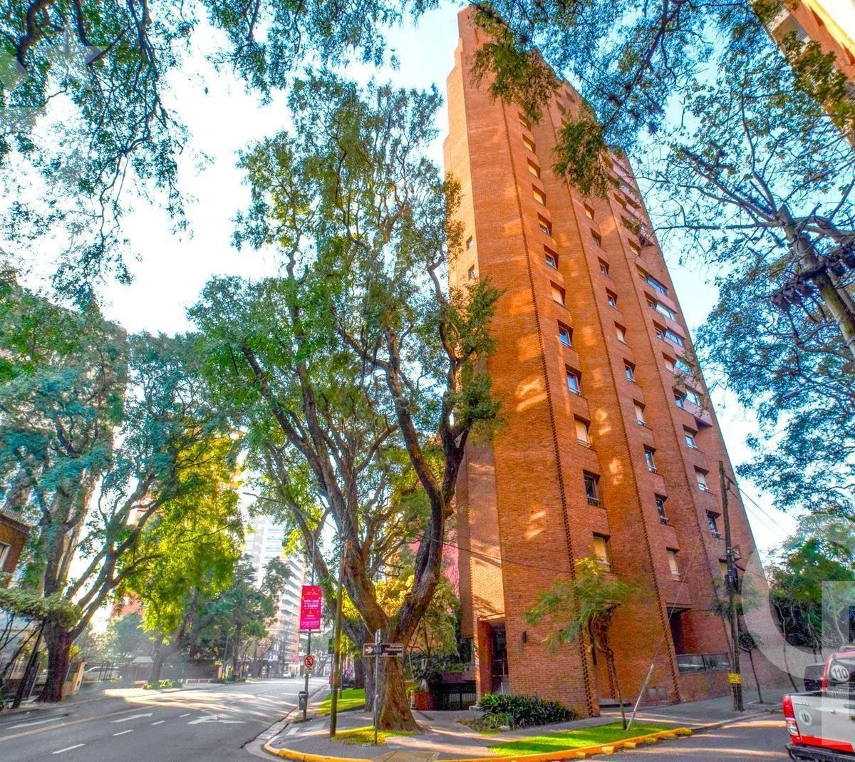 Four-bedroom full-floor apartment with private landing in La Lucila