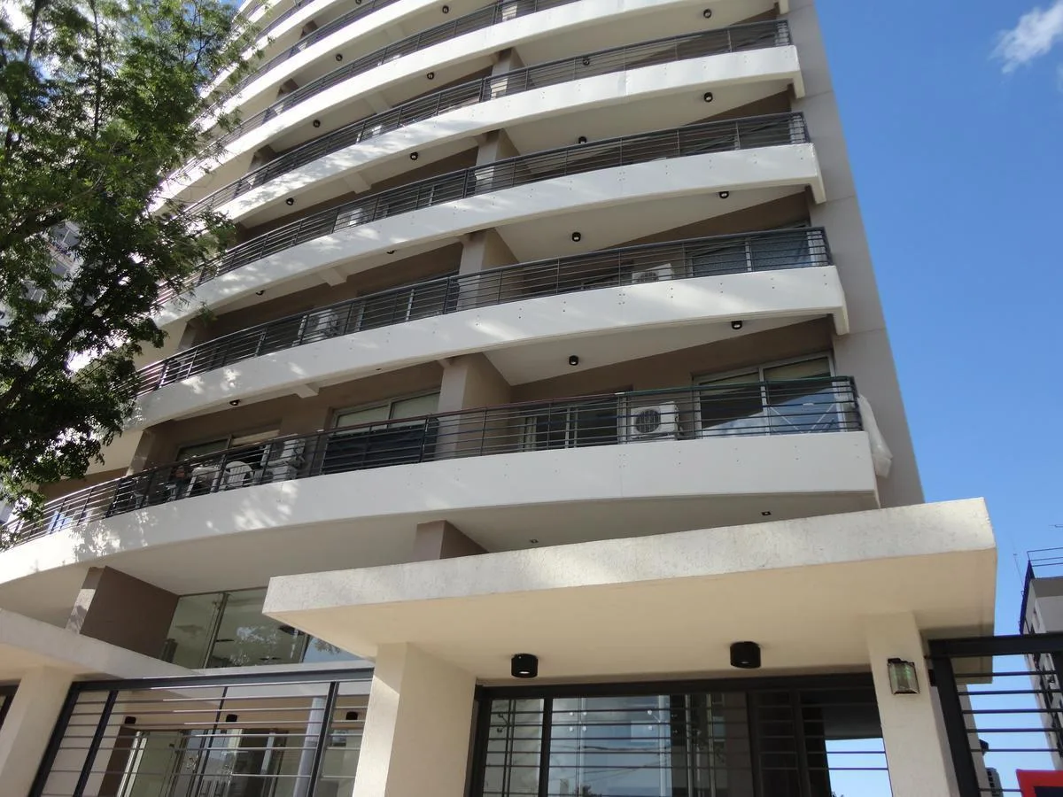 Two-room, street-facing apartment in Banfield Este