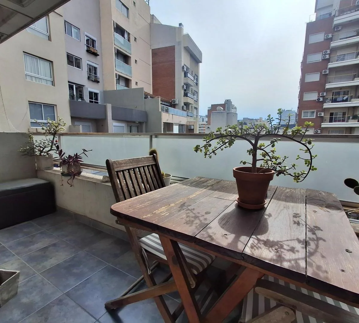 Dois ambientes com vaga fixa em Urquiza