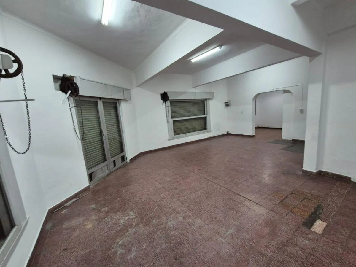 Importante Esquina Comercial en Alquiler