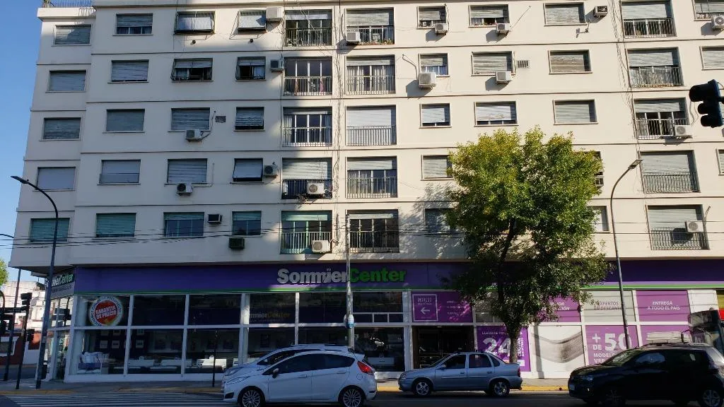 Departamento de 3 ambientes al frente en Liniers