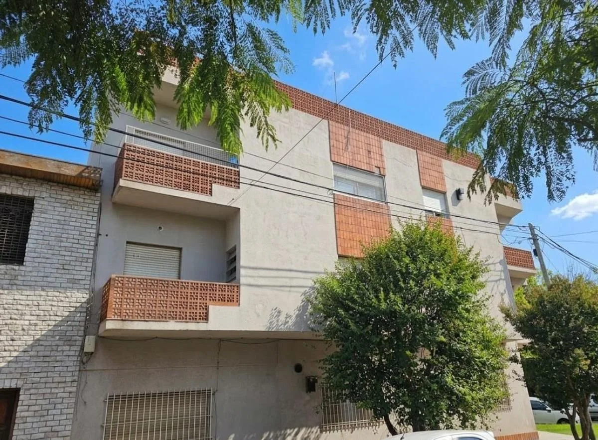 Three-room apartment in General San Martín near Villa Bosch station