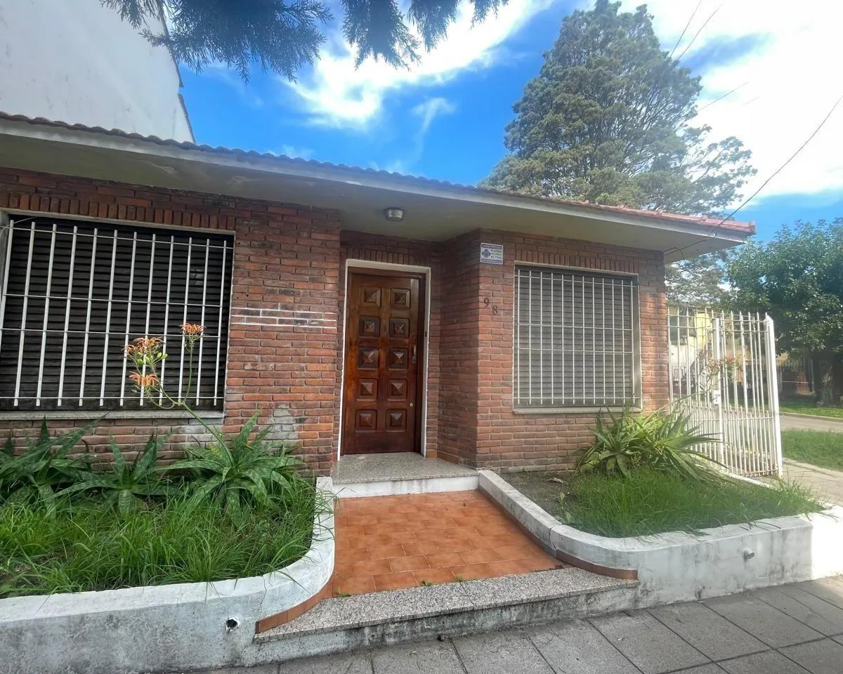 Casa de 4 ambientes en Llavallol