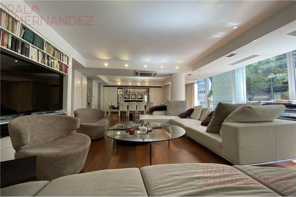 Semi-furnished four-bedroom apartment with service area in Palermo