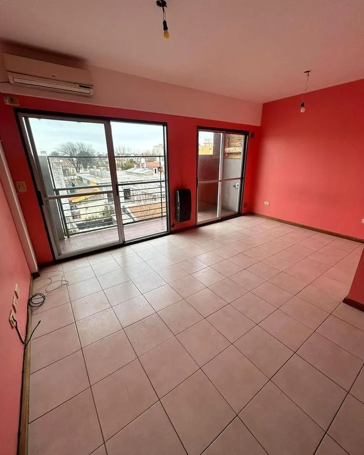 Apartamento com ambiente divisível de frente para a rua em Villa Santa Rita