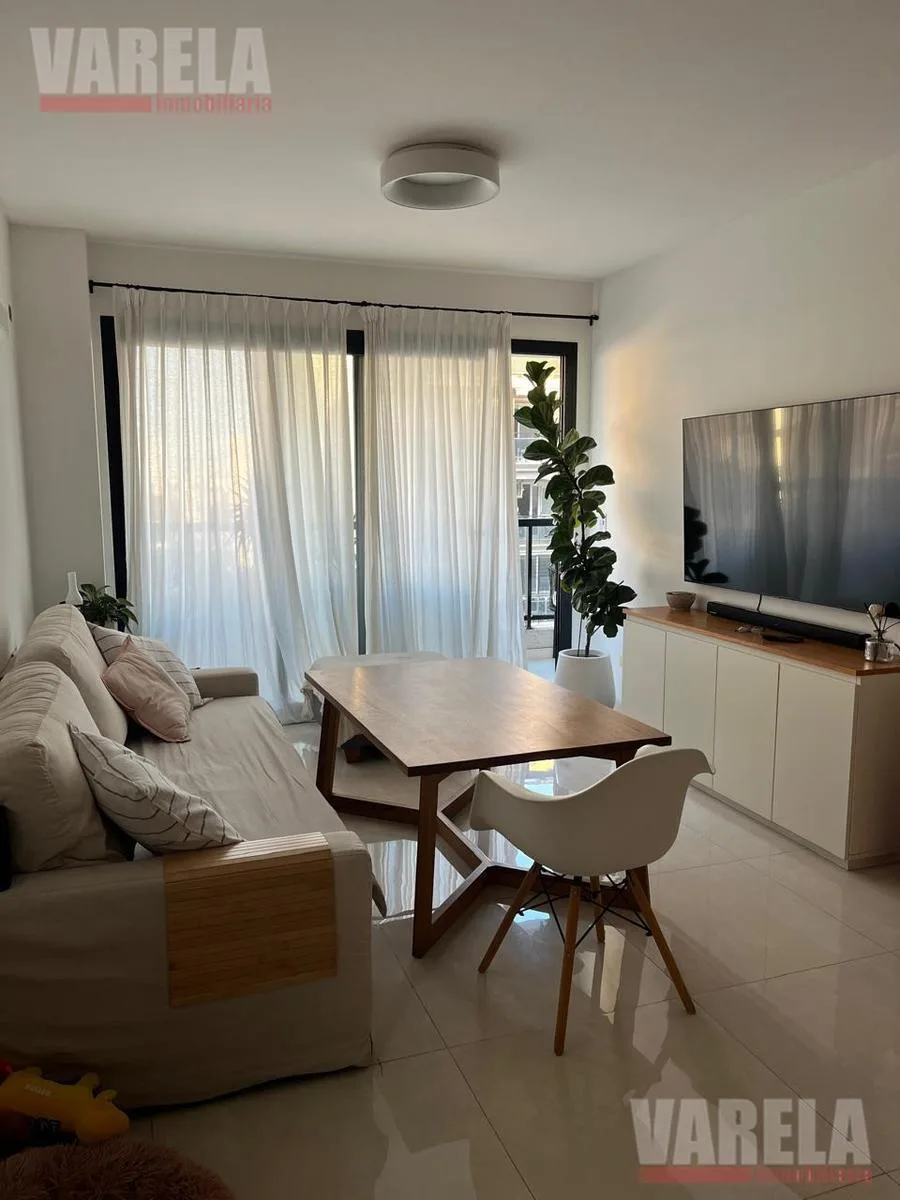 Unfurnished three-bedroom apartment in Flores