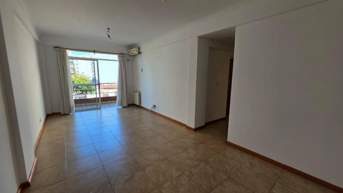 Трёхкомнатная квартира с балконом и окнами на улицу в Buenos Aires