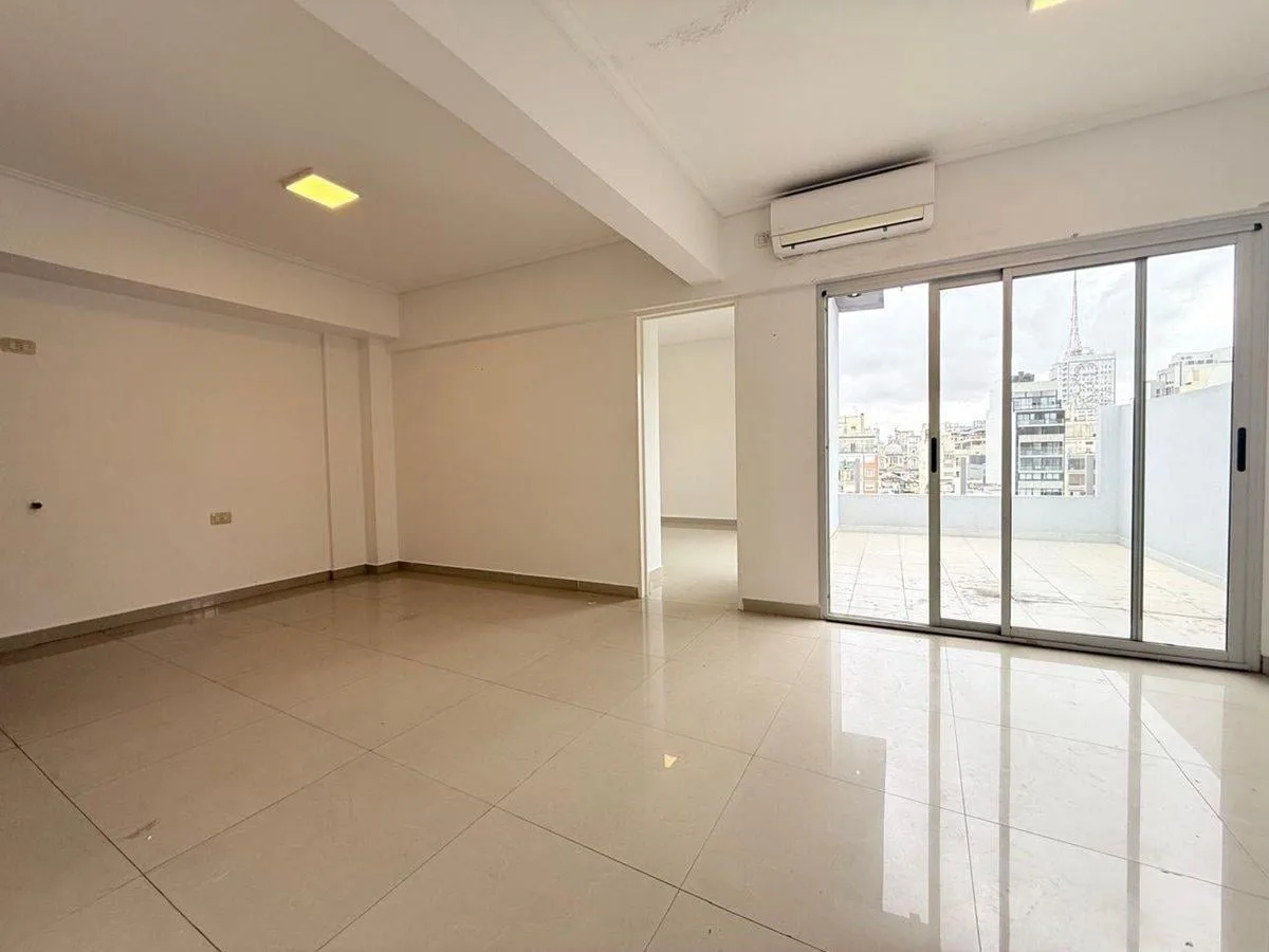 Departamento de 2 ambientes en Monserrat con balcón terraza frente a la UADE