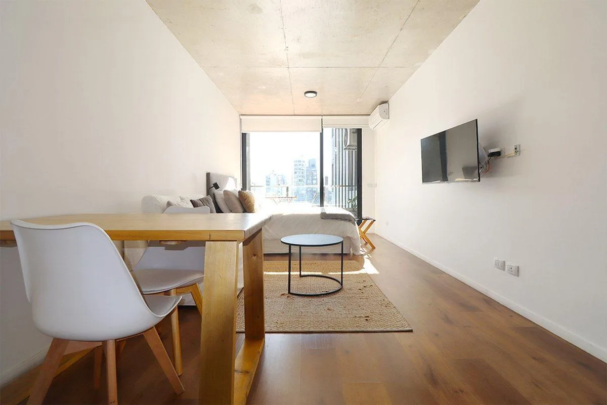 Меблированная квартира-студия в Almagro с балконом