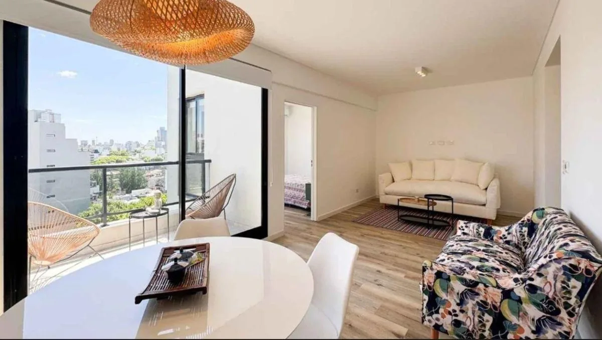 Apartamento de dois ambientes com suíte, varanda e depósito no piso 12