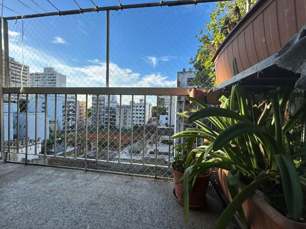 Departamento de 3 ambientes con balcón en Flores