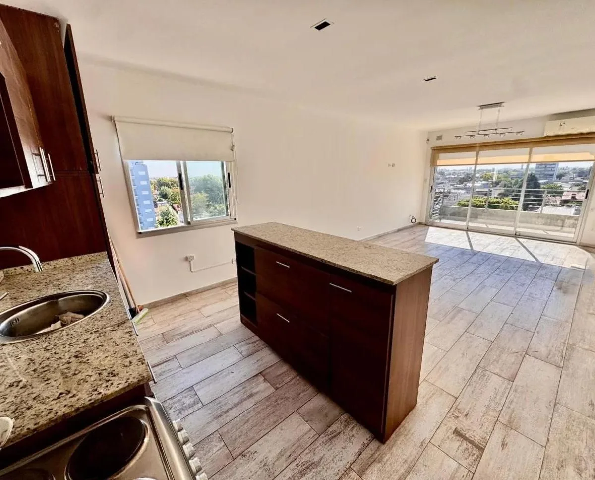 Departamento de 3 ambientes con cochera y balcón en Villa Ballester