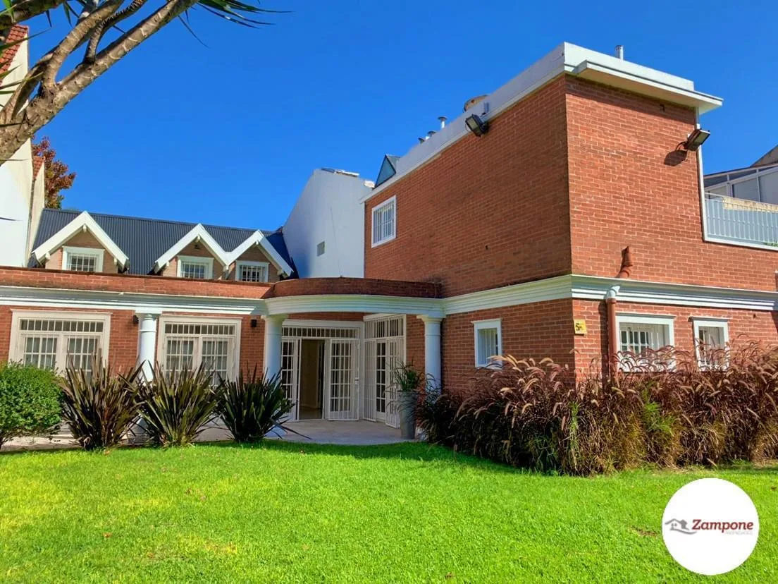 Дом с садом и бассейном в Olivos