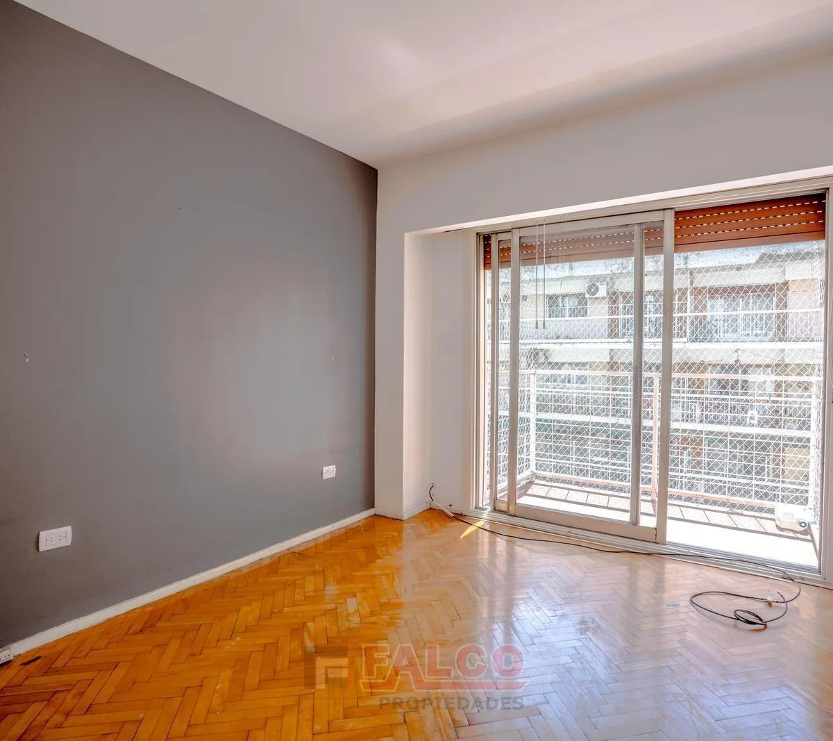 Departamento de 2 ambientes al frente en Flores