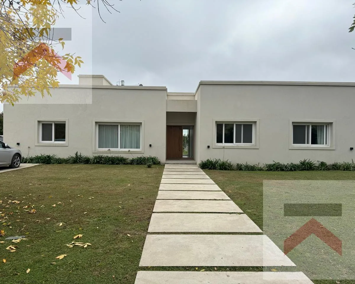 Unfurnished three-bedroom house in Campana