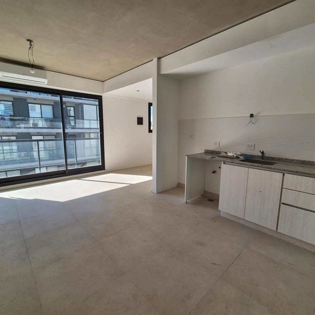 Квартира-студия с двумя балконами и (закреплённым) парковочным местом в Barracas