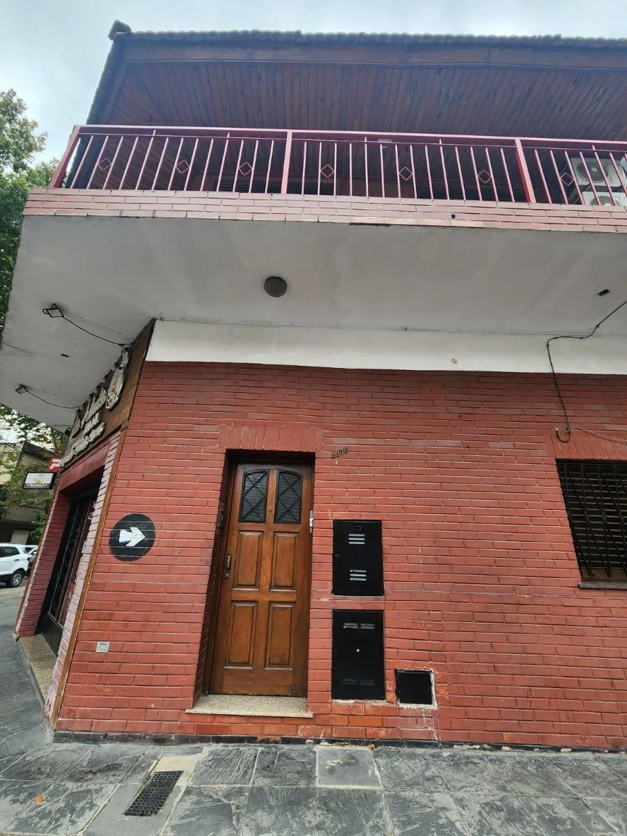 Apartamento tipo casa de quatro ambientes para alugar em Lanús Oeste