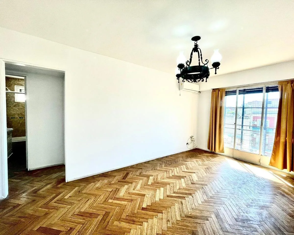 Квартира с 3 комнатами и балконом в Villa del Parque