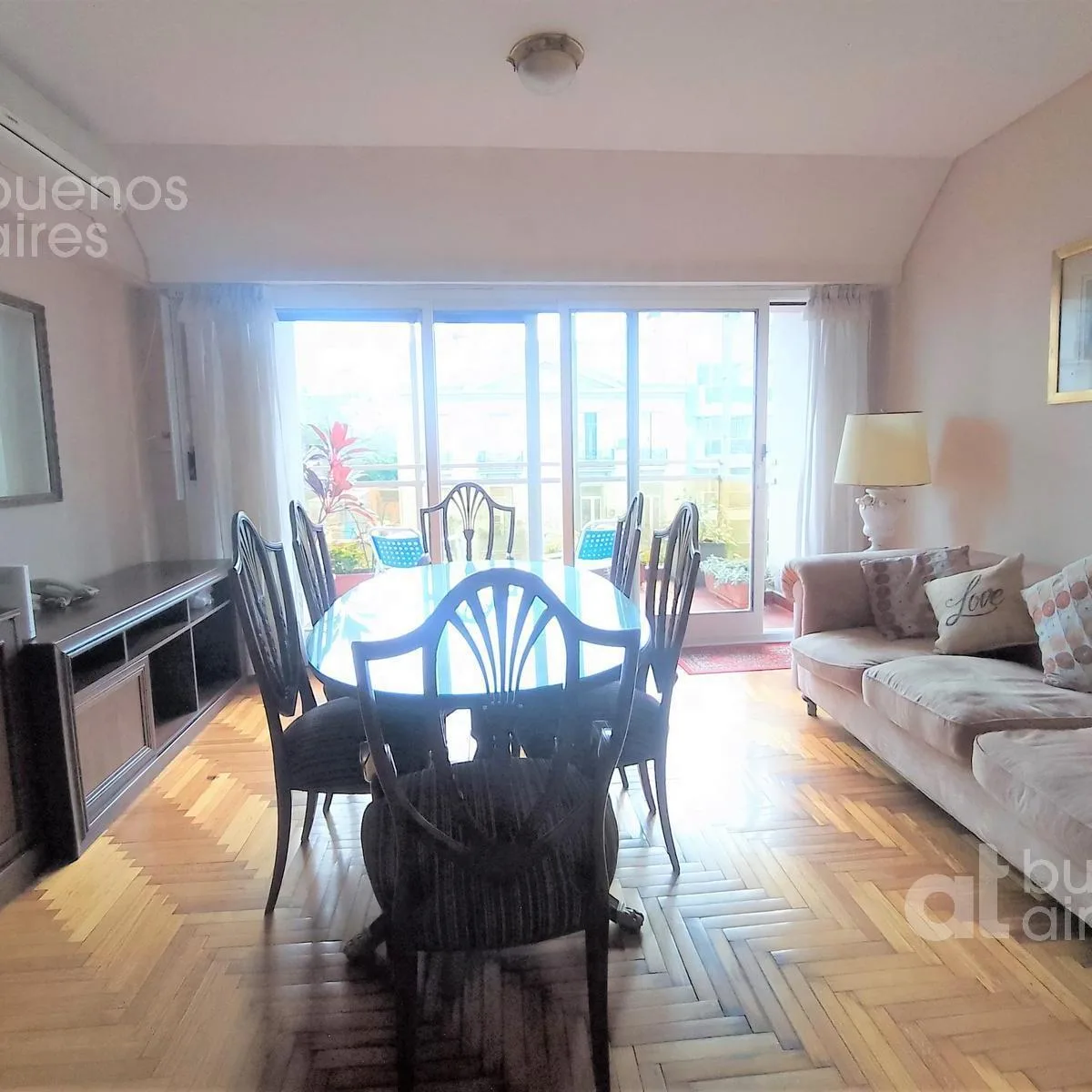 Apartamento de três ambientes com varanda em Monserrat