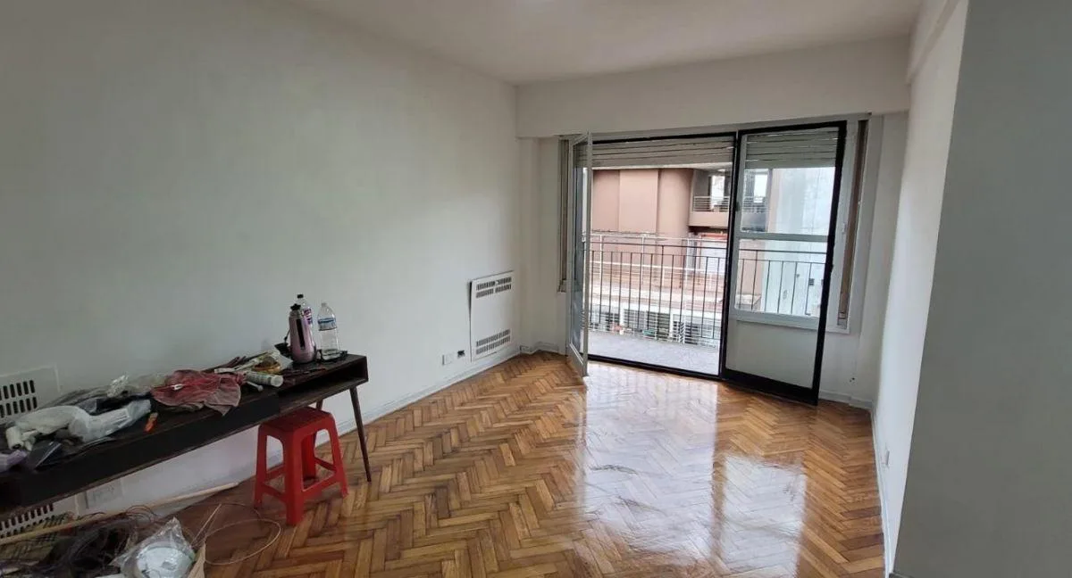 Apartamento de três ambientes com dependência de serviço em Balvanera
