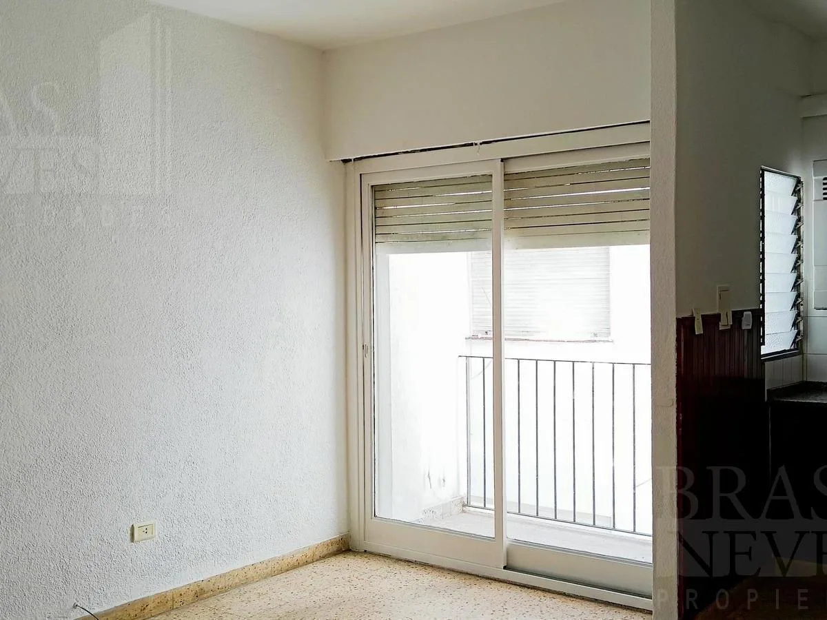 Two-room apartment with balcony in Olivos