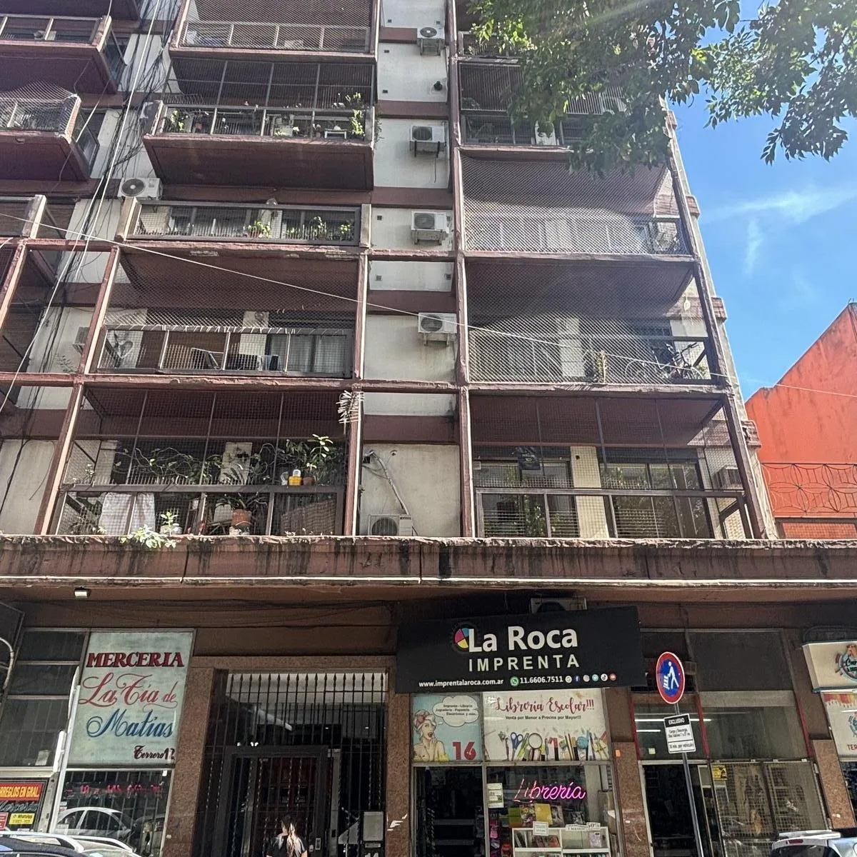 Departamento de 3 ambientes al frente con balcón y patio en Flores