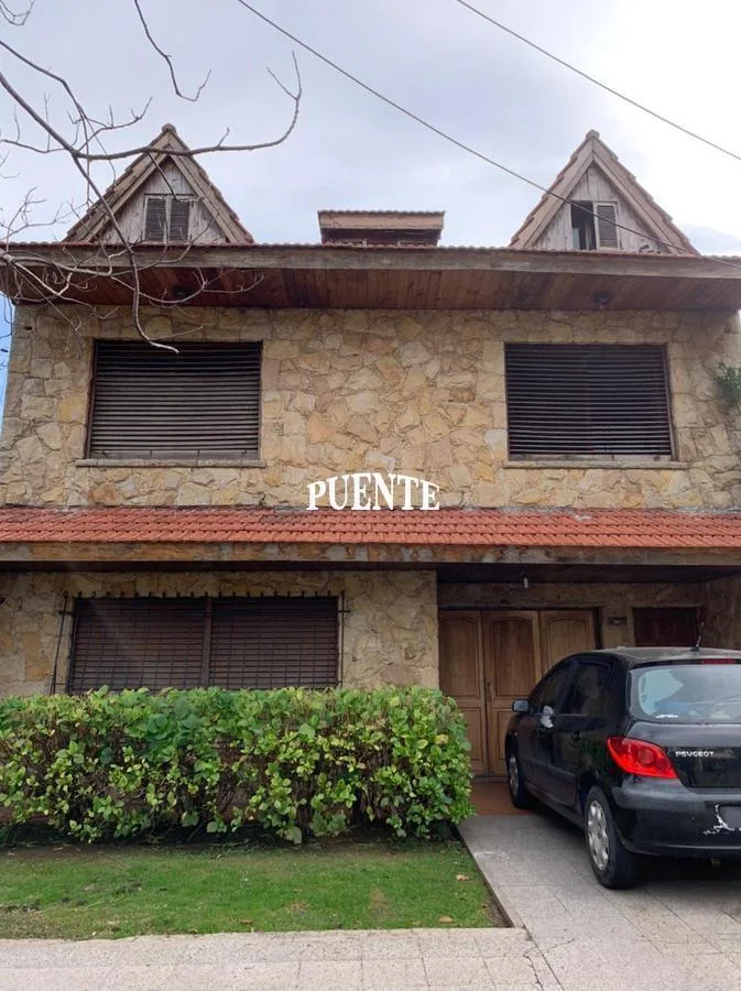 Four-bedroom PH with garden and pool in Adrogue