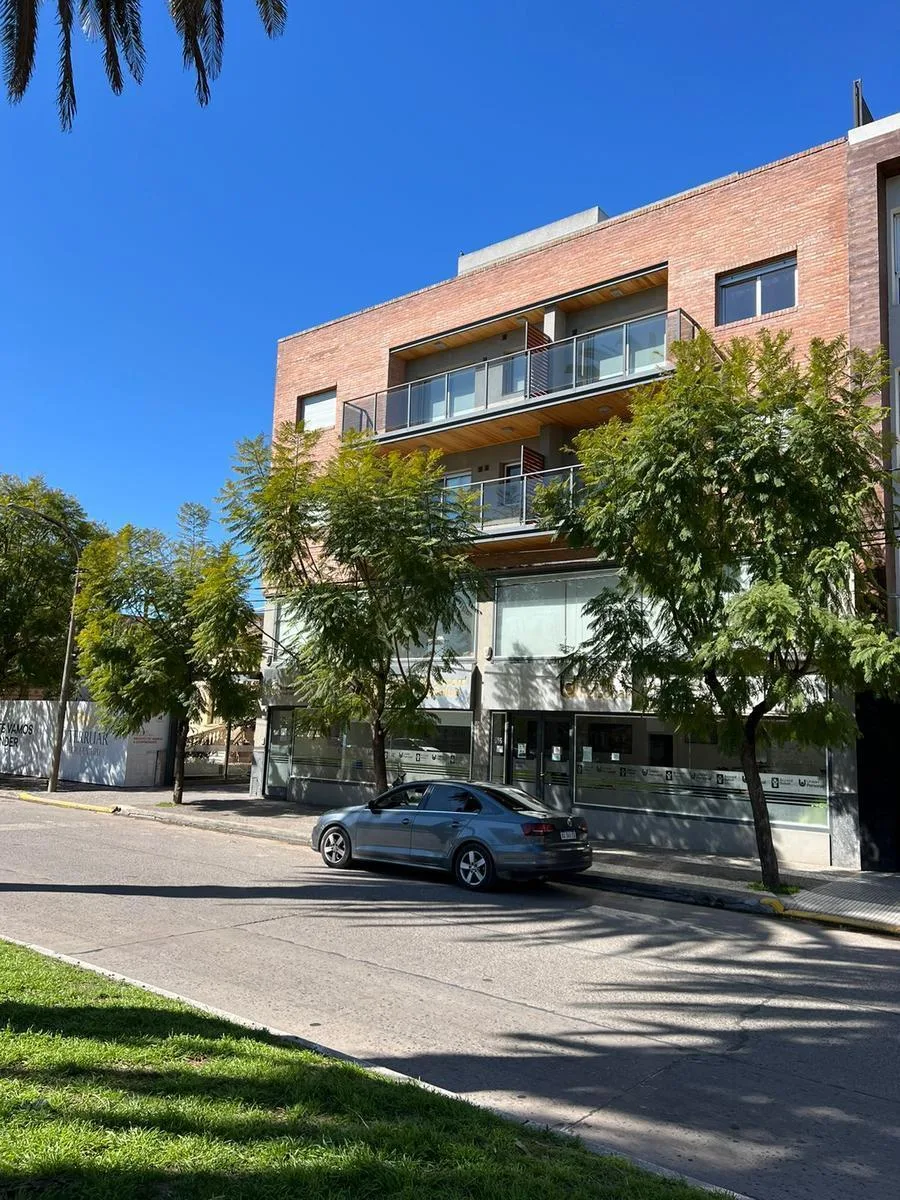 Apartamento de 2 ambientes com garagem em Luján centro