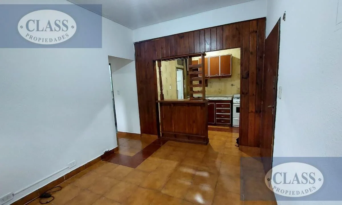 Apartamento de três ambientes térreo na frente com pátio em Floresta