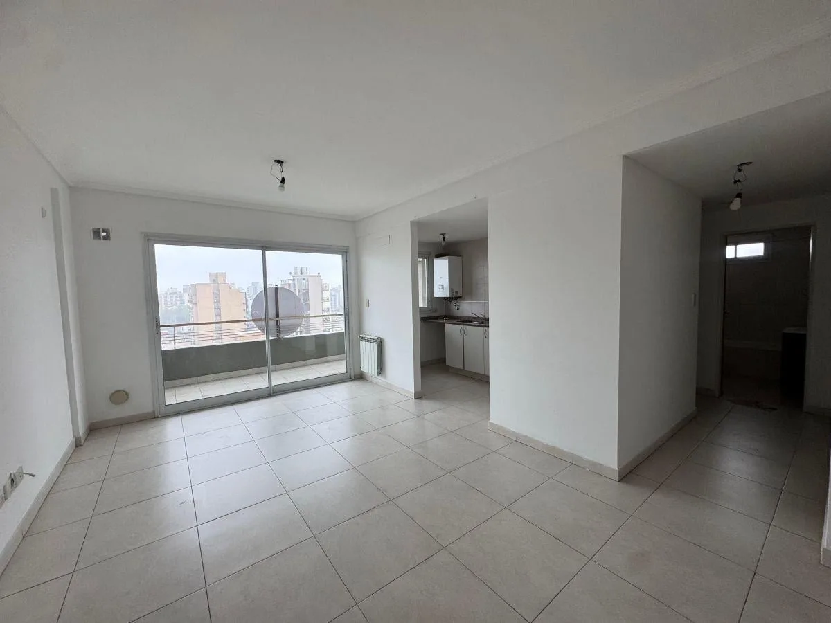 Semipiso de 2 ambientes con balcón y cochera en Lanús