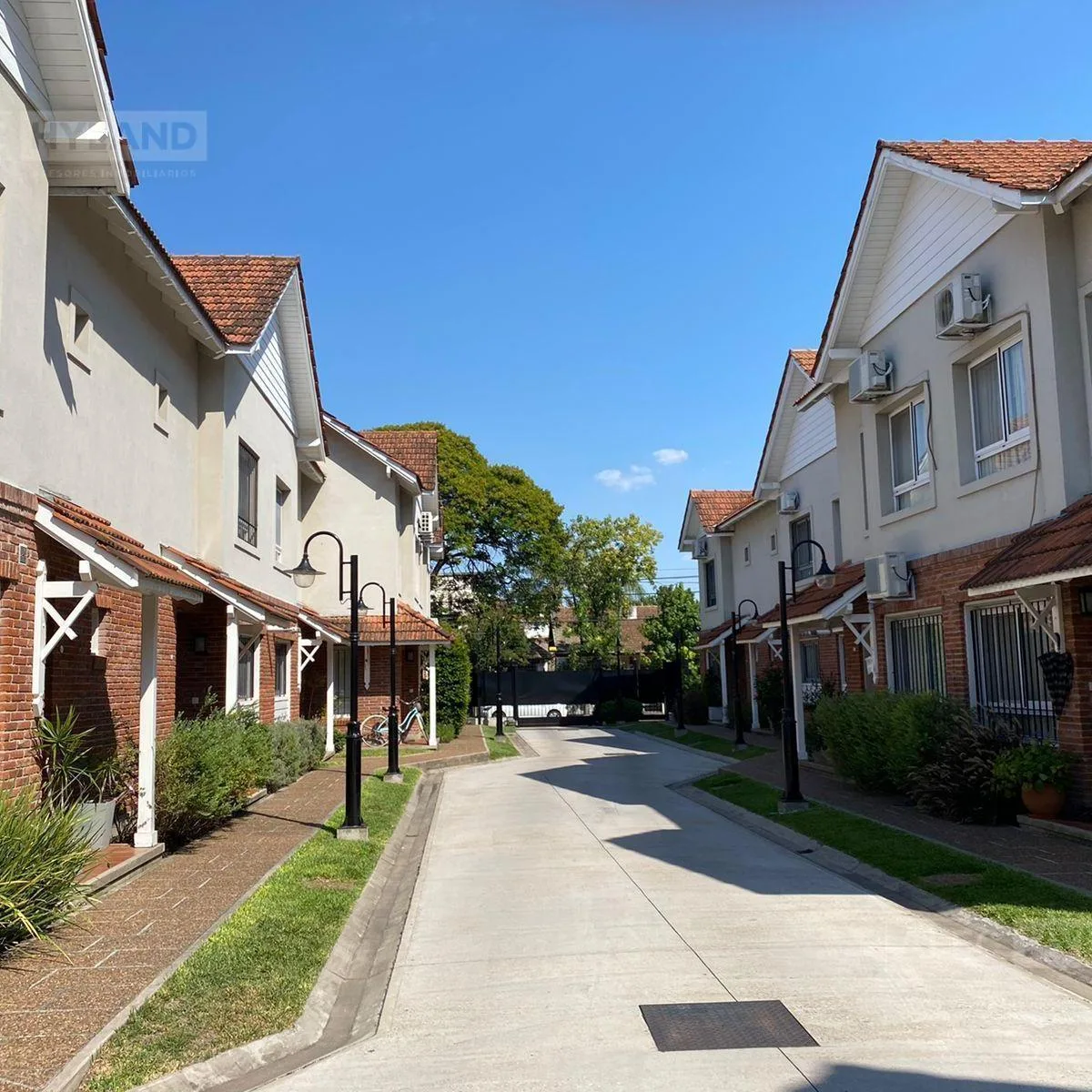 Triplex house in Victoria, San Fernando