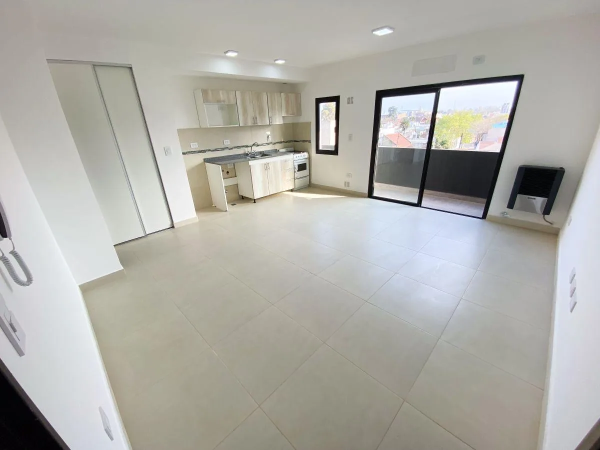 Квартира-студия с балконом и газовой отопительной системой в Lanús Centro