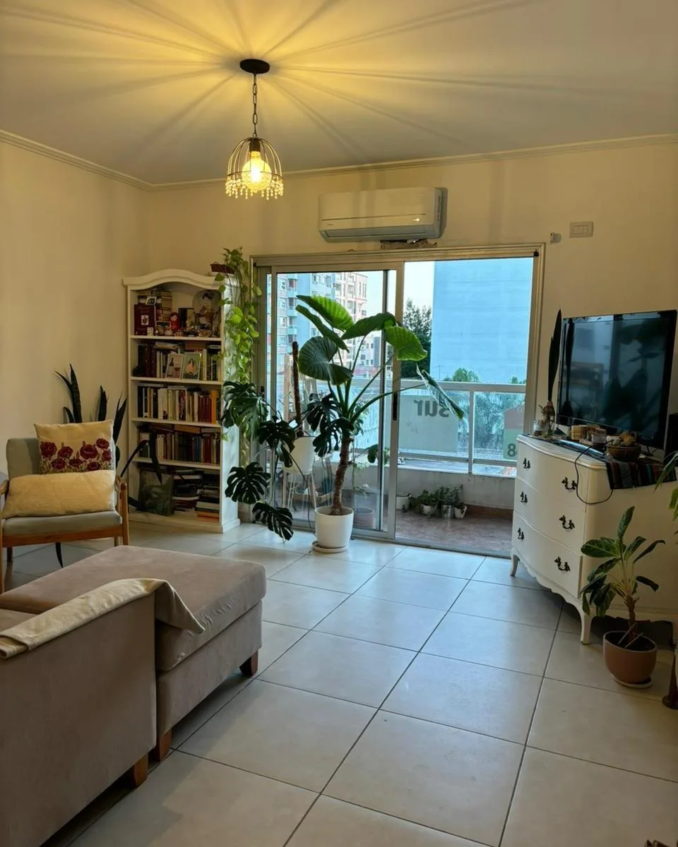 Apartamento de três ambientes de frente com varanda em Buenos Aires