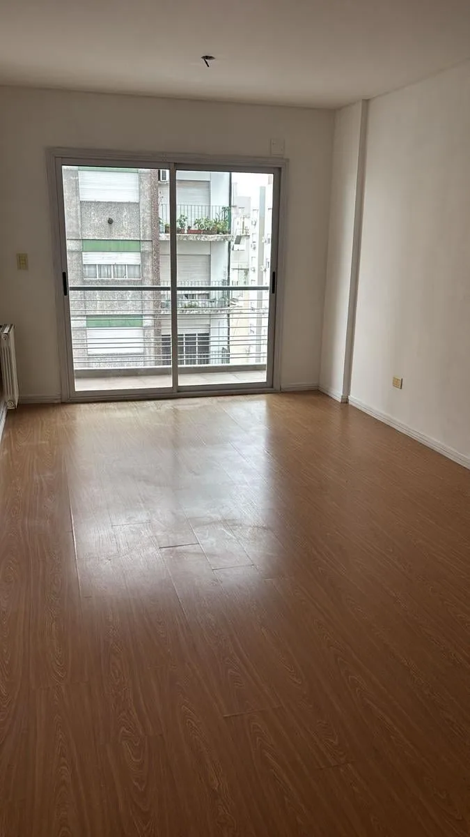 Two-room apartment with (semi-covered) assigned parking in Lomas de Zamora Oeste