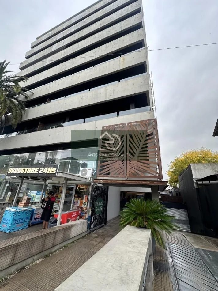 Kitnet com pátio em Ituzaingó Norte