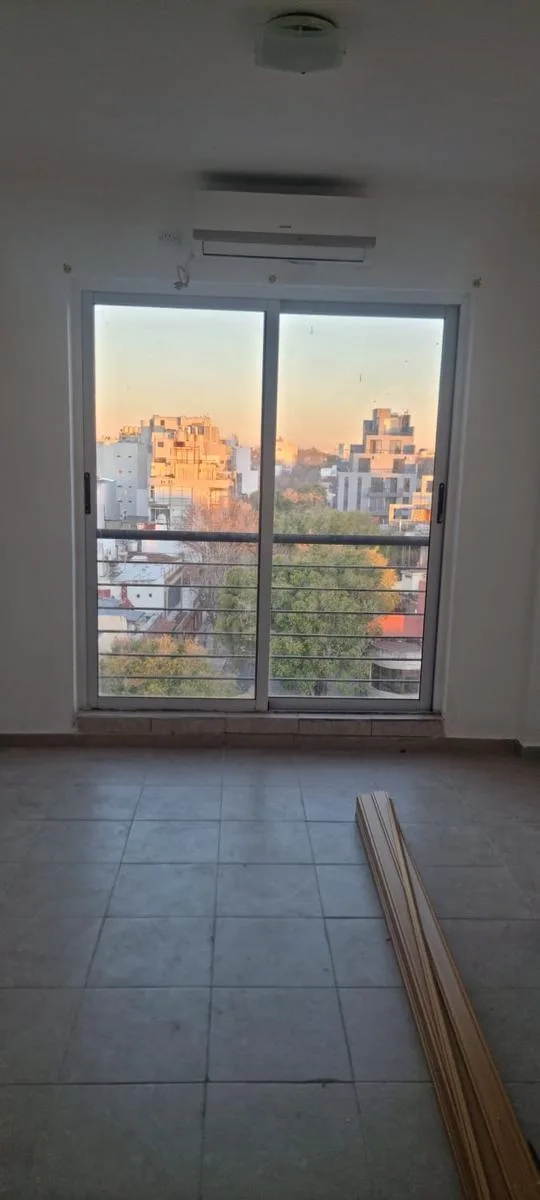 Kitnet com varanda francesa de fundos em Villa Urquiza