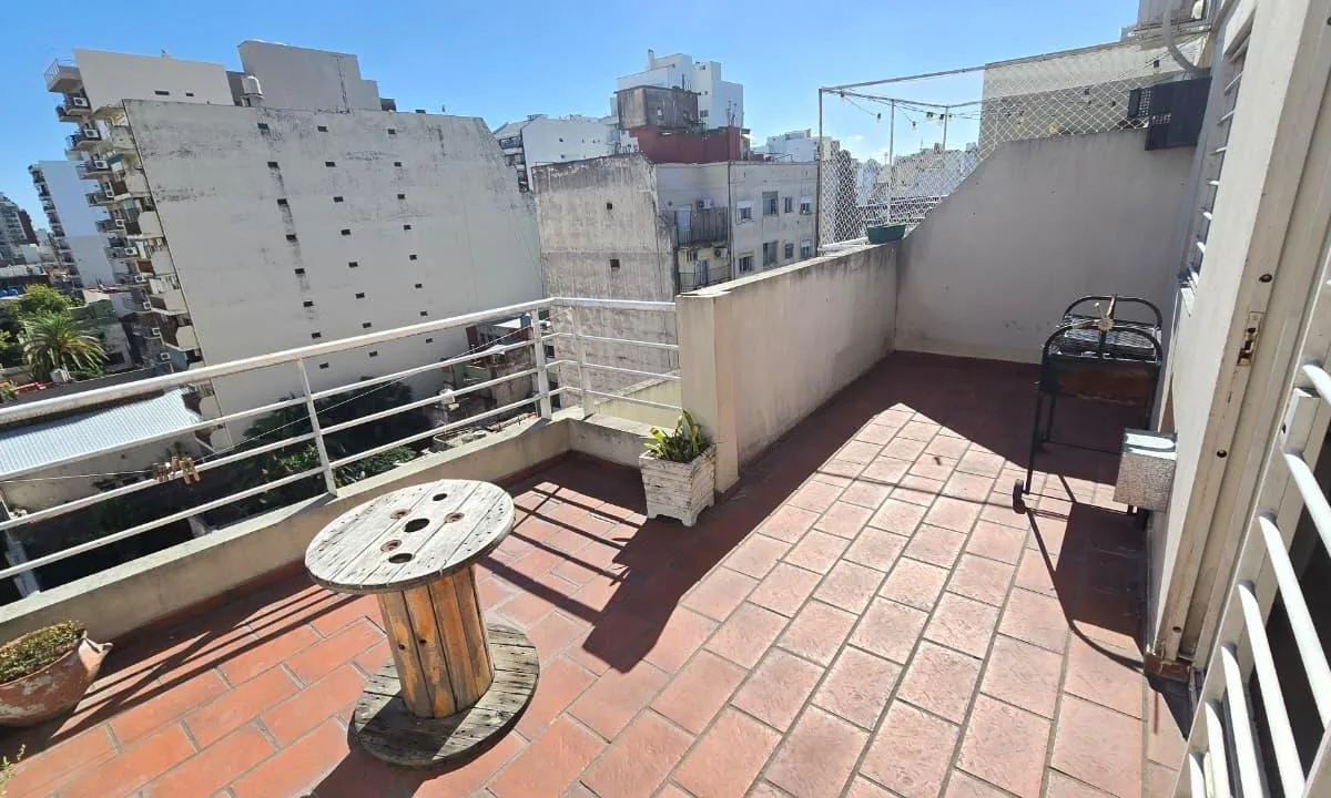 Monoambiente con balcón terraza en alquiler en Flores