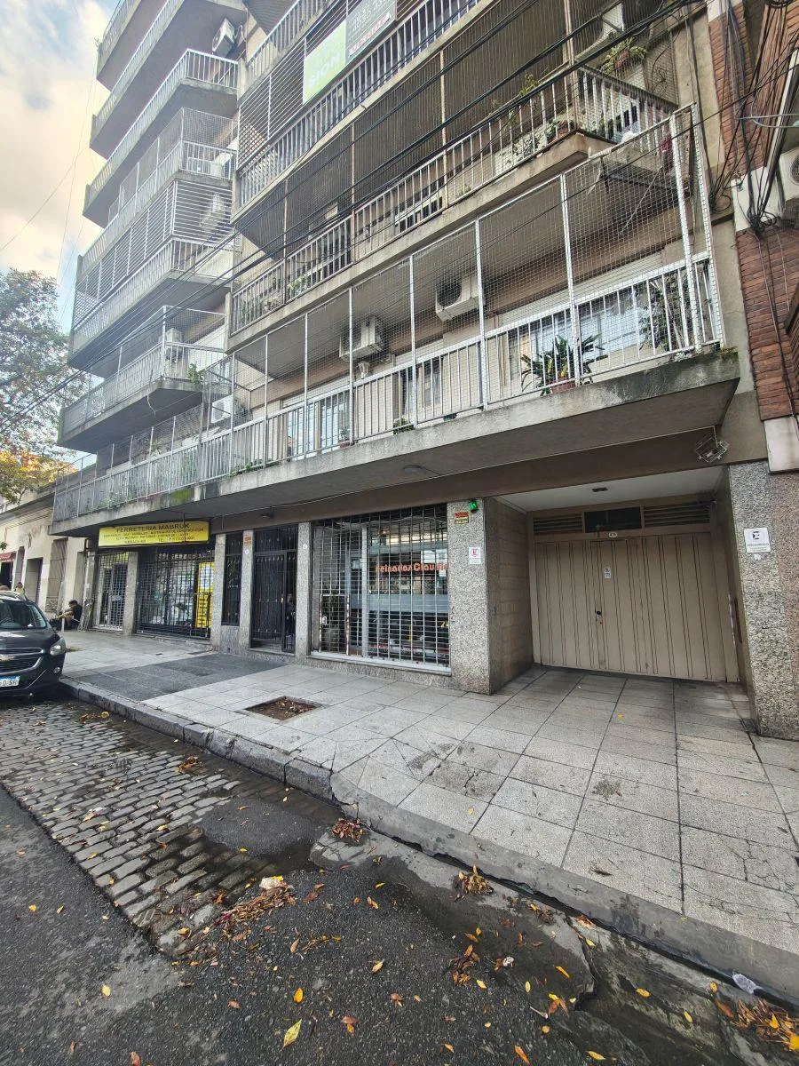 Three-room apartment with balcony in Flores