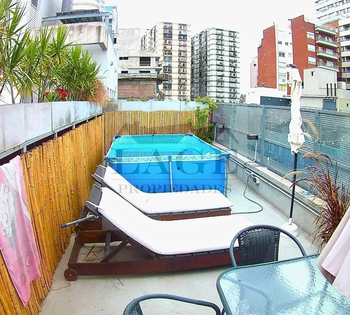 Apartamento de 2 ambientes com vaga coberta, varanda e terraço privativo em Saavedra