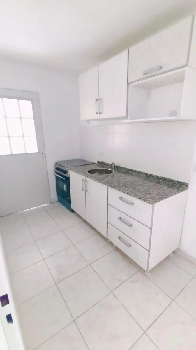 Apartamento de 2 ambientes com jardim, piscina e salão de festas em Morón