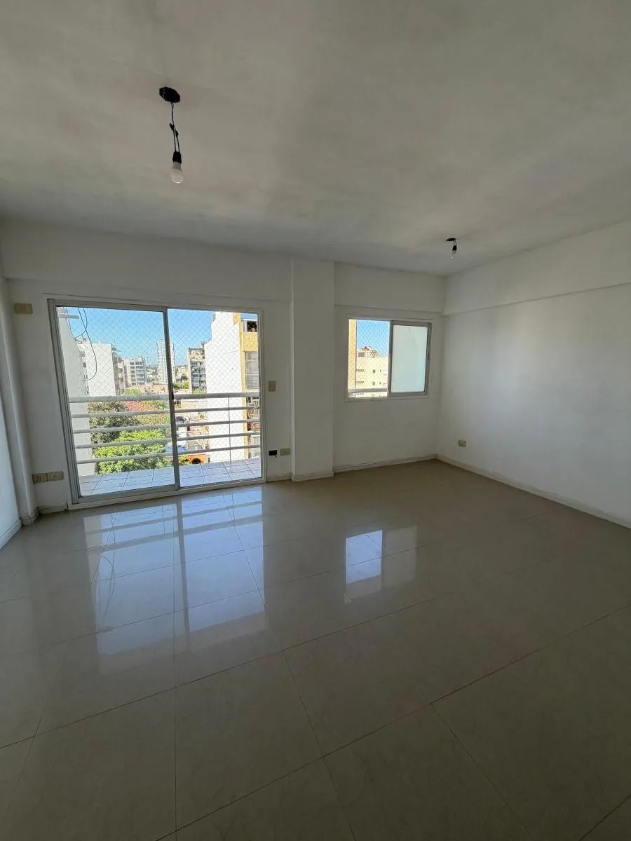 Квартира-студия с балконом и окнами на улицу в Flores