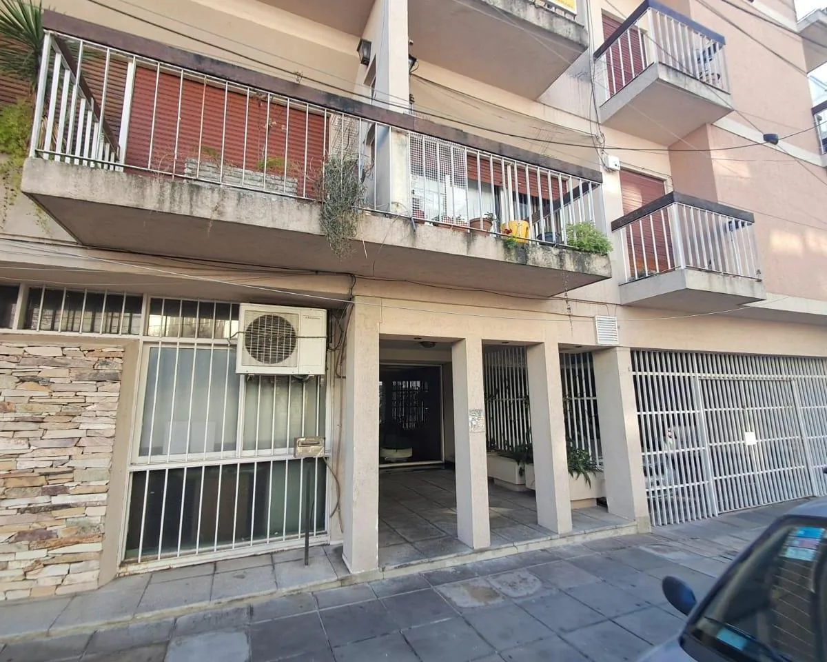 Apartamento de 4 ambientes com varanda em Morón
