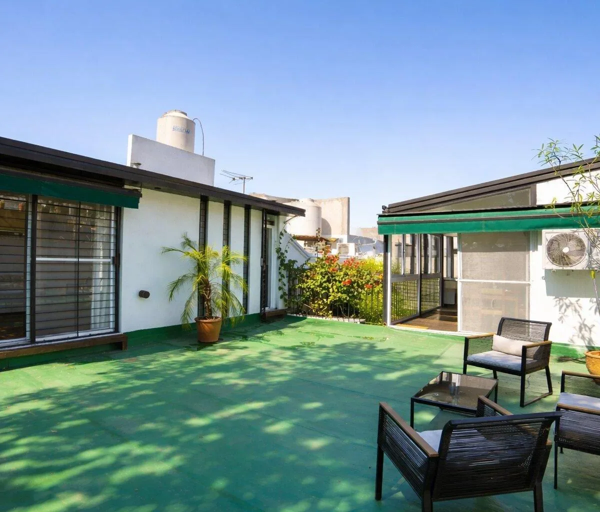 Four-bedroom house with terrace and grill in Palermo