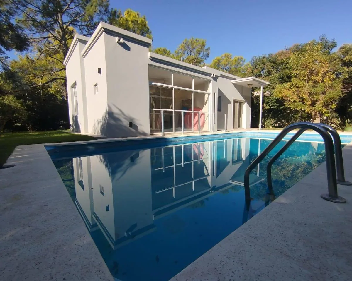 New three-bedroom house in Campana