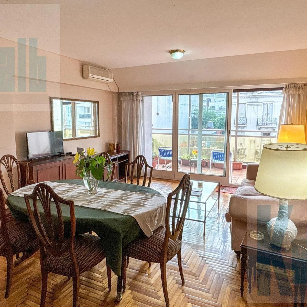 Трёхкомнатная квартира с балконом с мебелью в Constitución